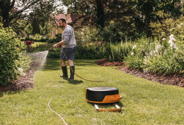 Jak nawadniać ogród bez wysiłku? Wybierz odpowiedni sprzęt, który zaoszczędzi Twój czas i wodę