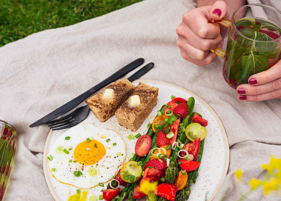 szparagi z jajkiem i truskawkami - pomysł na letnie śniadanie