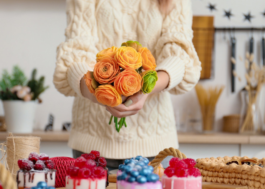 Kwiaty mydlane jako prezent trzymany przez bliską osobę.
