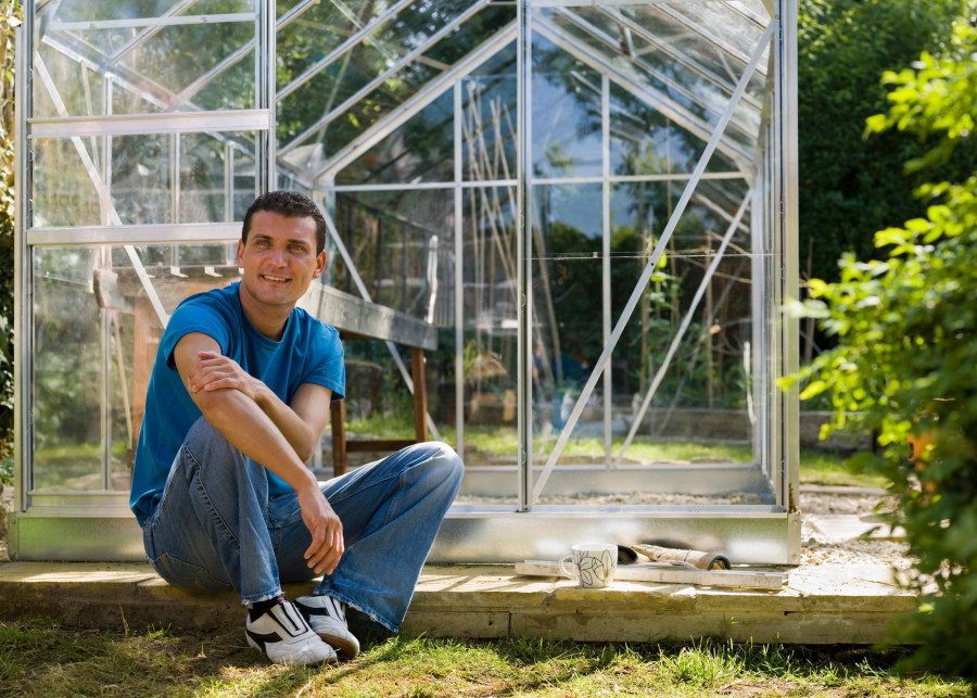 Szklarnia ogrodowa - jak zrobić szklarnię w ogrodzie fot. ImageSource - Depositphotos