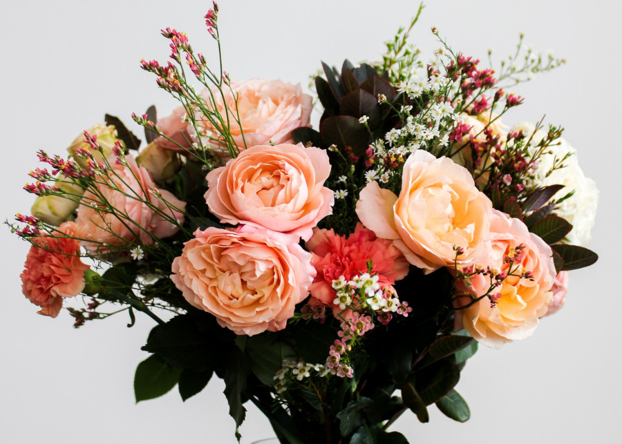 Sposoby na przedłużenie trwałości róż w bukiecie | Dlaczego róże cięte więdną?